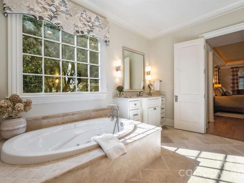 2720 Tanglewood Lane, Charlotte, NC 28211.  MLS# CAR4419567, YatesRealty ID 50538. 