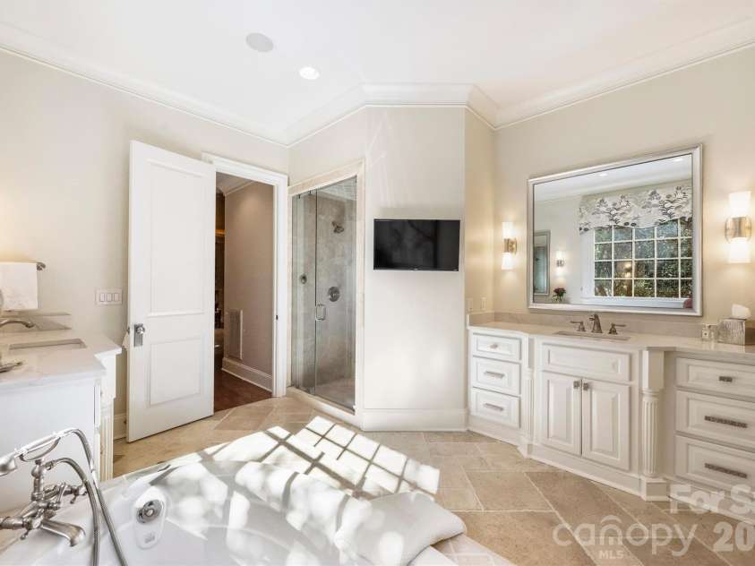 2720 Tanglewood Lane, Charlotte, NC 28211.  MLS# CAR4419567, YatesRealty ID 50538. 