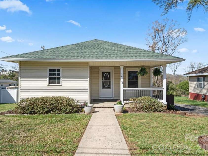 305 Linestowe Drive, Belmont, NC 28012.  MLS# CAR4355953, YatesRealty ID 5054. 