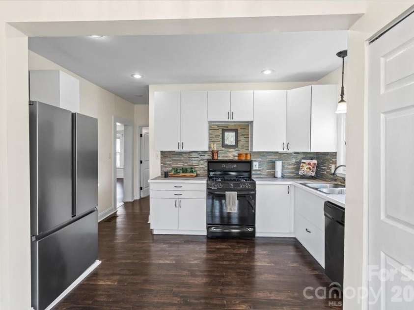 305 Linestowe Drive, Belmont, NC 28012.  MLS# CAR4355953, YatesRealty ID 5054. Kitchen with large pantry and laundry closets