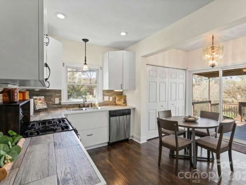 305 Linestowe Drive, Belmont, NC 28012.  MLS# CAR4355953, YatesRealty ID 5054. Virtually staged dining