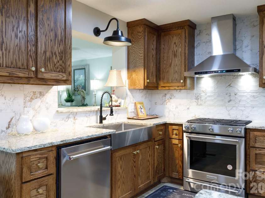 411 Cherokee National Highway, Gaffney, SC 29341.  MLS# CAR4420560, YatesRealty ID 50542. Kitchen Aid SS Appliances