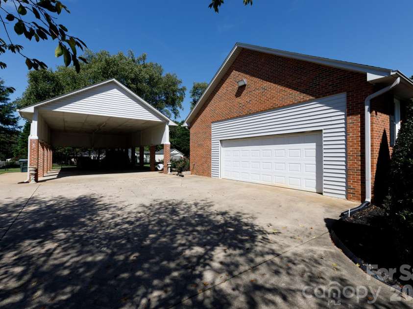 411 Cherokee National Highway, Gaffney, SC 29341.  MLS# CAR4420560, YatesRealty ID 50542. Oversized Garage