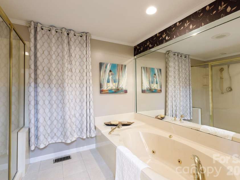 411 Cherokee National Highway, Gaffney, SC 29341.  MLS# CAR4420560, YatesRealty ID 50542. Primary En-Suite Bath