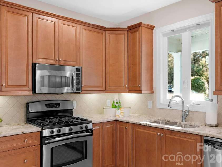 3038 Bellasera Way, Matthews, NC 28105.  MLS# CAR4319866, YatesRealty ID 50545. 