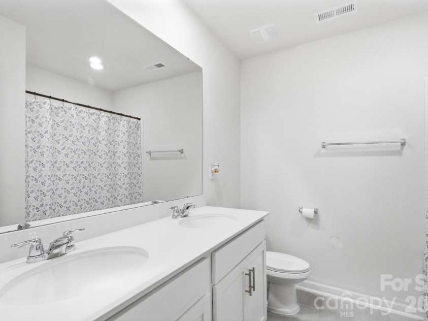 6204 Ellimar Field Lane, Charlotte, NC 28215.  MLS# CAR4422210, YatesRealty ID 50545. Bathroom