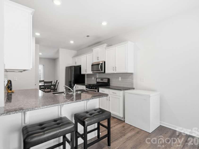 6204 Ellimar Field Lane, Charlotte, NC 28215.  MLS# CAR4422210, YatesRealty ID 50545. Kitcen