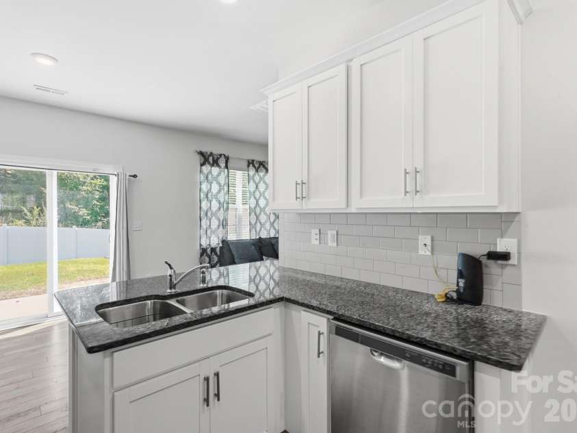 6204 Ellimar Field Lane, Charlotte, NC 28215.  MLS# CAR4422210, YatesRealty ID 50545. Kitchen