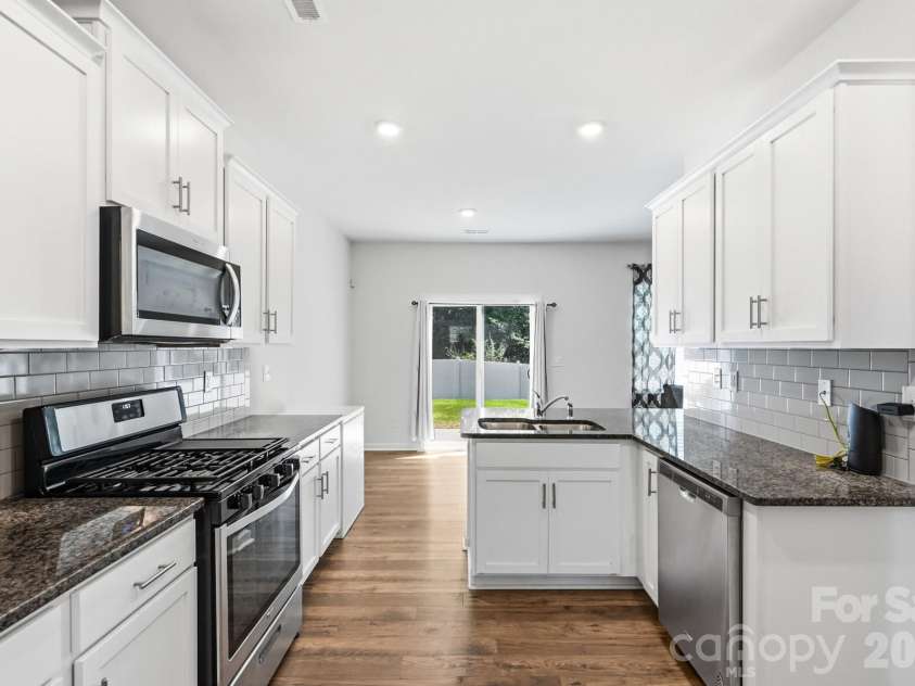 6204 Ellimar Field Lane, Charlotte, NC 28215.  MLS# CAR4422210, YatesRealty ID 50545. Kitchen