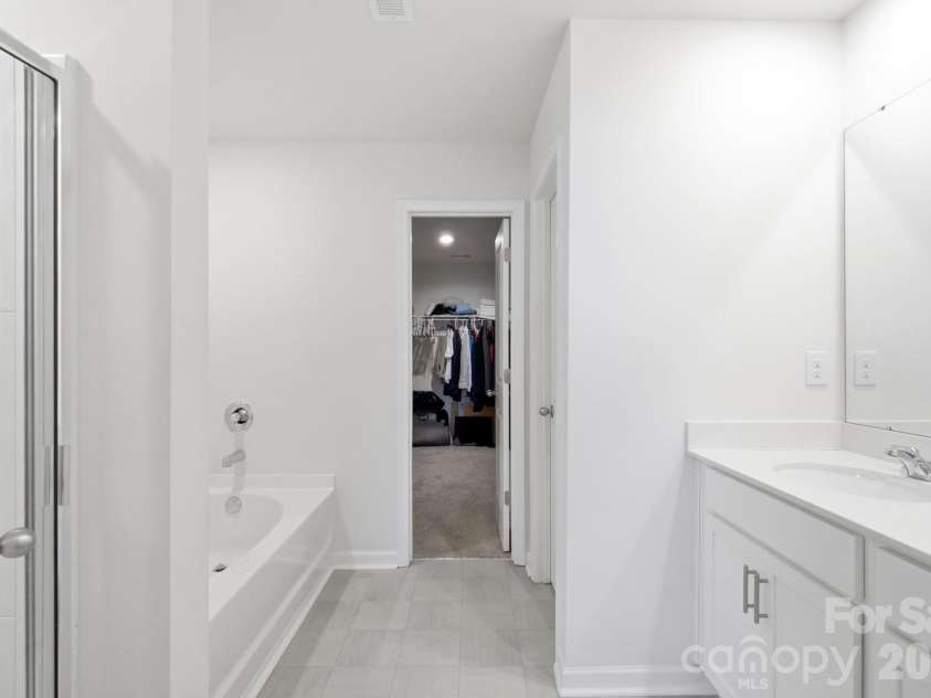 6204 Ellimar Field Lane, Charlotte, NC 28215.  MLS# CAR4422210, YatesRealty ID 50545. Master Bathroom