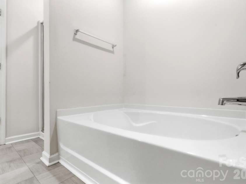 6204 Ellimar Field Lane, Charlotte, NC 28215.  MLS# CAR4422210, YatesRealty ID 50545. Master Bathroom