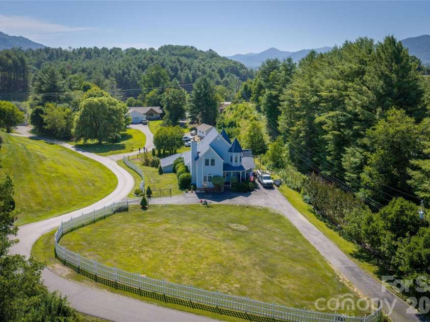 22 Dogwood Circle, Burnsville, NC 28714.  MLS# CAR4402092, YatesRealty ID 50551. 