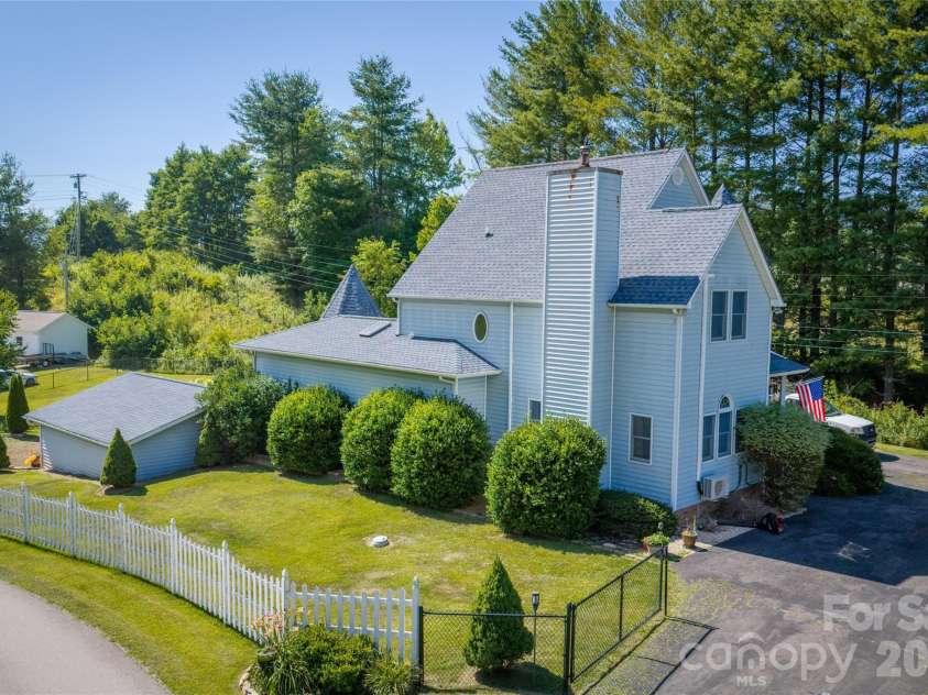 22 Dogwood Circle, Burnsville, NC 28714.  MLS# CAR4402092, YatesRealty ID 50551. 