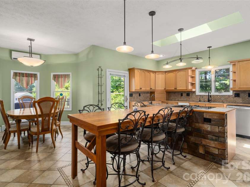 22 Dogwood Circle, Burnsville, NC 28714.  MLS# CAR4402092, YatesRealty ID 50551. 