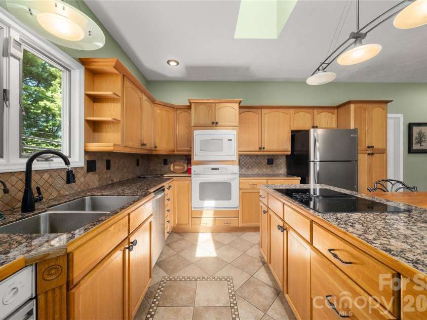 22 Dogwood Circle, Burnsville, NC 28714.  MLS# CAR4402092, YatesRealty ID 50551. 