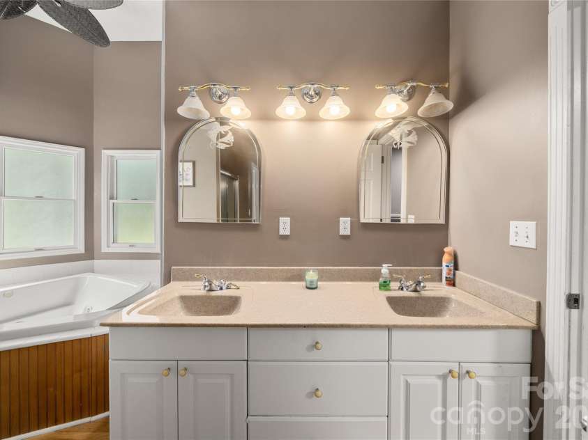 22 Dogwood Circle, Burnsville, NC 28714.  MLS# CAR4402092, YatesRealty ID 50551. 