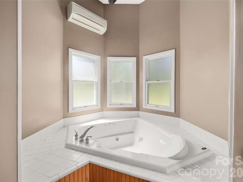 22 Dogwood Circle, Burnsville, NC 28714.  MLS# CAR4402092, YatesRealty ID 50551. 