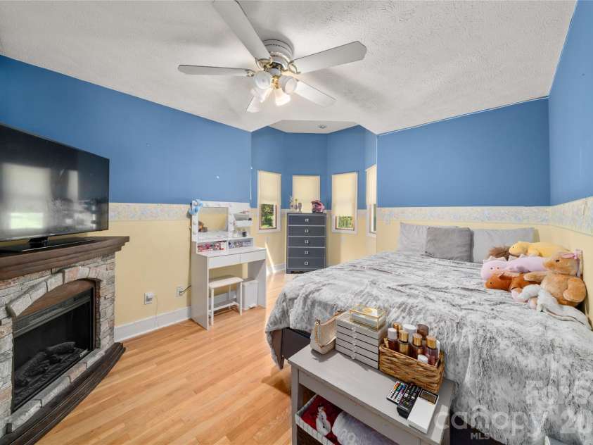 22 Dogwood Circle, Burnsville, NC 28714.  MLS# CAR4402092, YatesRealty ID 50551. 