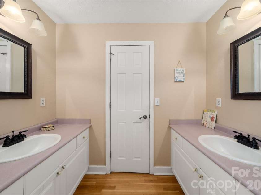 22 Dogwood Circle, Burnsville, NC 28714.  MLS# CAR4402092, YatesRealty ID 50551. 