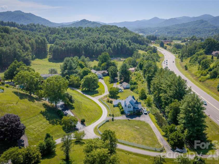 22 Dogwood Circle, Burnsville, NC 28714.  MLS# CAR4402092, YatesRealty ID 50551. 