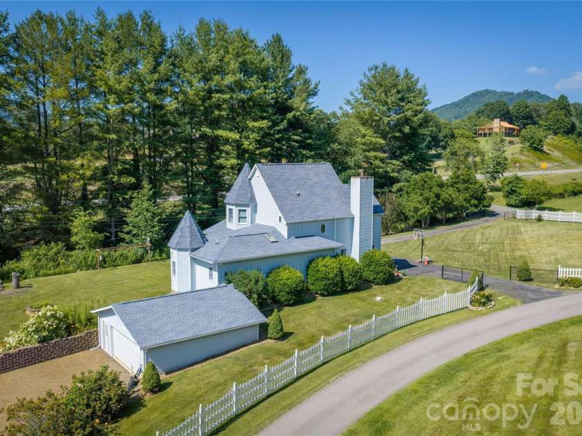22 Dogwood Circle, Burnsville, NC 28714.  MLS# CAR4402092, YatesRealty ID 50551. 
