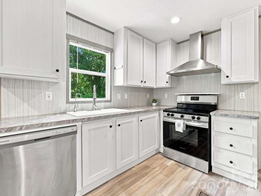 146 & 148 Bradshaw Circle, Candler, NC 28715.  MLS# CAR4424703, YatesRealty ID 50552. Beautiful Modern Kitchen!