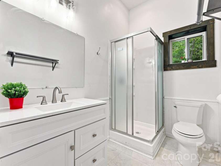 146 & 148 Bradshaw Circle, Candler, NC 28715.  MLS# CAR4424703, YatesRealty ID 50552. Cute Bathroom!