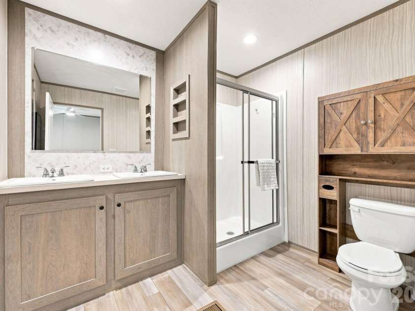 146 & 148 Bradshaw Circle, Candler, NC 28715.  MLS# CAR4424703, YatesRealty ID 50552. Large En Suite Bathroom