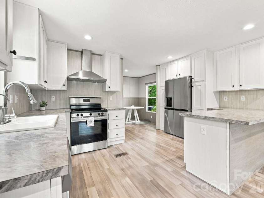 146 & 148 Bradshaw Circle, Candler, NC 28715.  MLS# CAR4424703, YatesRealty ID 50552. Large Modern Kitchen and Breakfast Bar