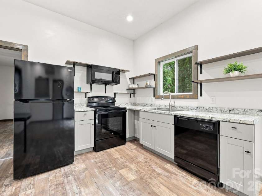 146 & 148 Bradshaw Circle, Candler, NC 28715.  MLS# CAR4424703, YatesRealty ID 50552. Updated Kitchen
