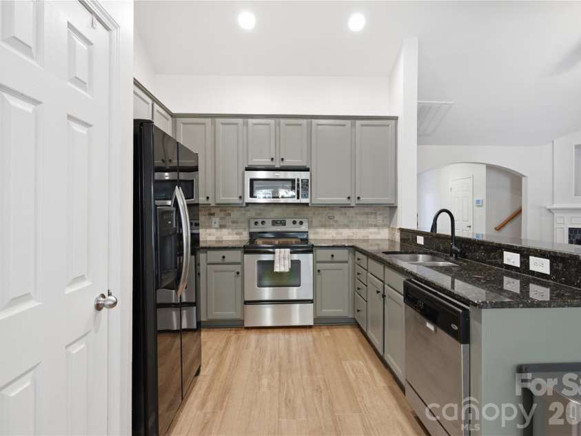 9533 Brighthaven Lane, Charlotte, NC 28214.  MLS# CAR4422080, YatesRealty ID 50553. 