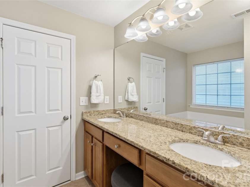 9533 Brighthaven Lane, Charlotte, NC 28214.  MLS# CAR4422080, YatesRealty ID 50553. 