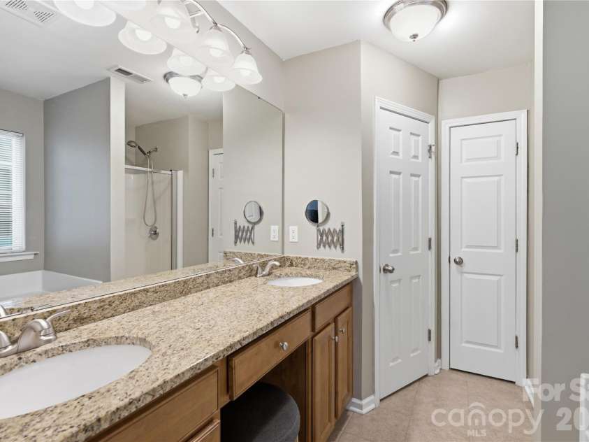 9533 Brighthaven Lane, Charlotte, NC 28214.  MLS# CAR4422080, YatesRealty ID 50553. 