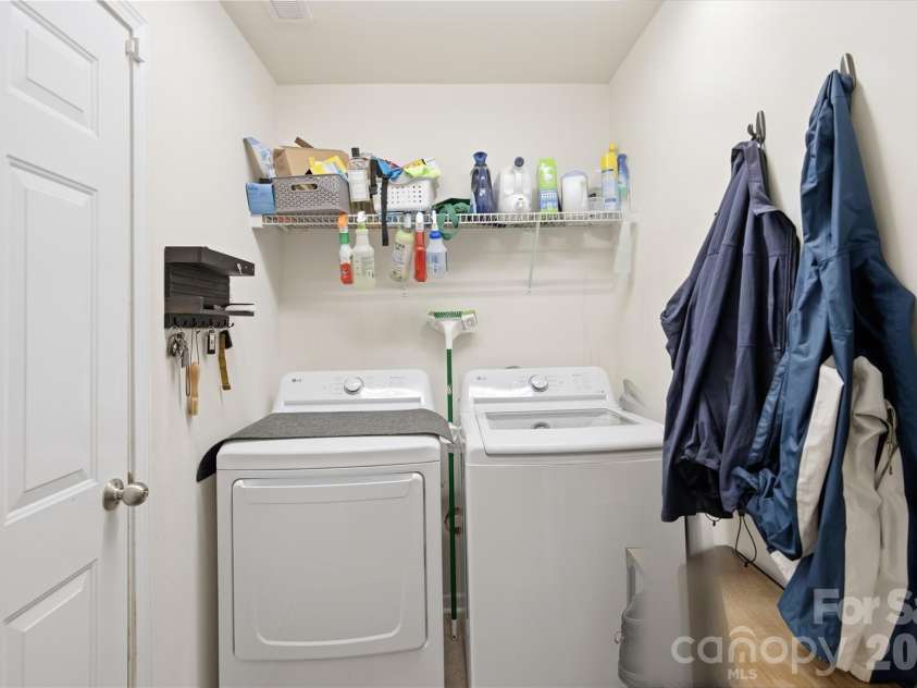 9533 Brighthaven Lane, Charlotte, NC 28214.  MLS# CAR4422080, YatesRealty ID 50553. 