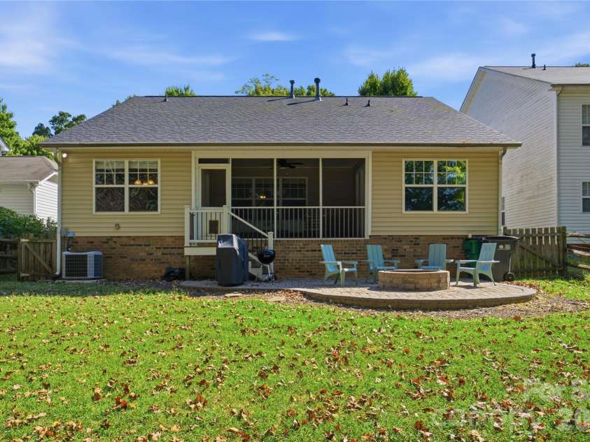 9533 Brighthaven Lane, Charlotte, NC 28214.  MLS# CAR4422080, YatesRealty ID 50553. 
