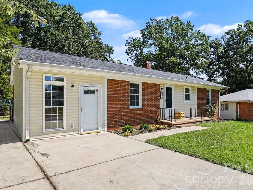 105 Marine Drive, Pineville, NC 28134.  MLS# CAR4423680, YatesRealty ID 50554. 