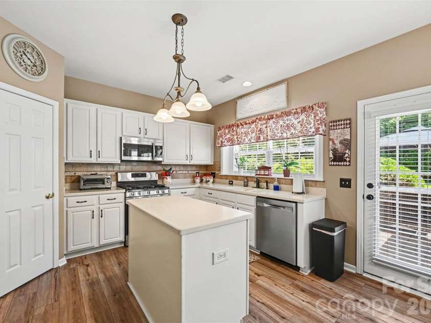 9538 Linden Tree Lane, Charlotte, NC 28277.  MLS# CAR4421584, YatesRealty ID 50556. 