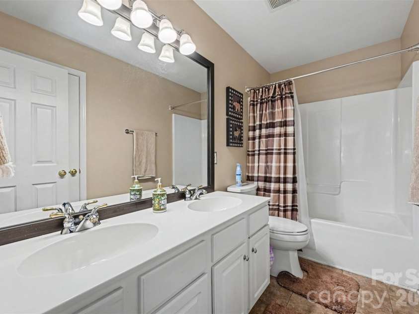 9538 Linden Tree Lane, Charlotte, NC 28277.  MLS# CAR4421584, YatesRealty ID 50556. 