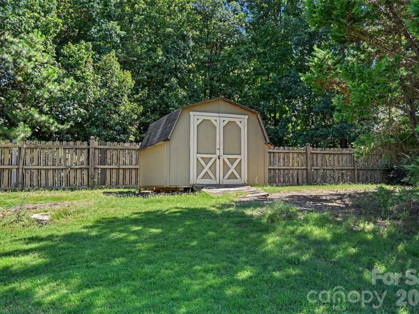 9538 Linden Tree Lane, Charlotte, NC 28277.  MLS# CAR4421584, YatesRealty ID 50556. 