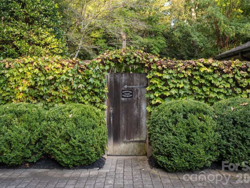 6 Frith Drive, Asheville, NC 28803.  MLS# CAR4421366, YatesRealty ID 50563. 