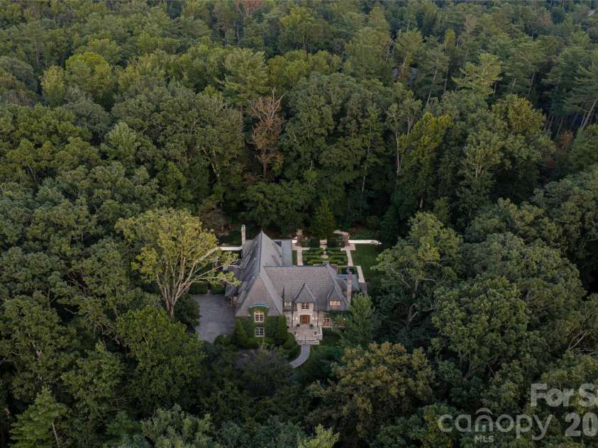 6 Frith Drive, Asheville, NC 28803.  MLS# CAR4421366, YatesRealty ID 50563. 