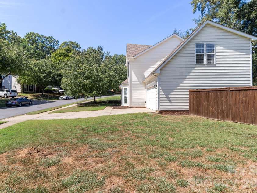 13910 Hatton Cross Drive, Charlotte, NC 28278.  MLS# CAR4423966, YatesRealty ID 50570. 
