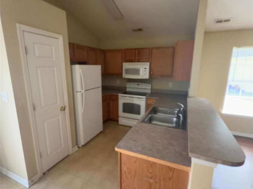 2412 Smugglers Court, Charlotte, NC 28216.  MLS# CAR4424095, YatesRealty ID 50571. Kitchen