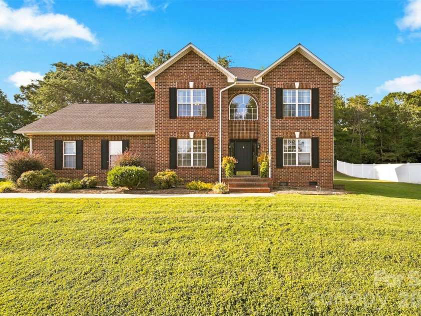 5171 Butner Drive, Hickory, NC 28602.  MLS# CAR4422279, YatesRealty ID 50574. 