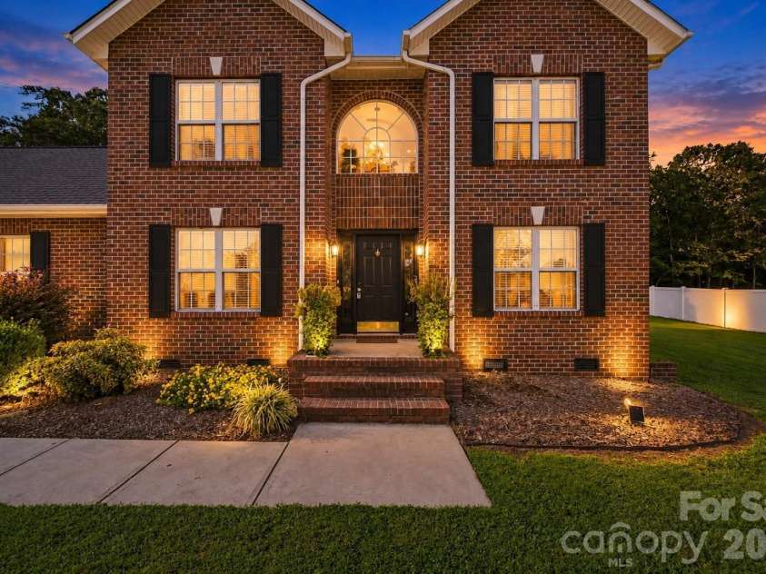 5171 Butner Drive, Hickory, NC 28602.  MLS# CAR4422279, YatesRealty ID 50574. 