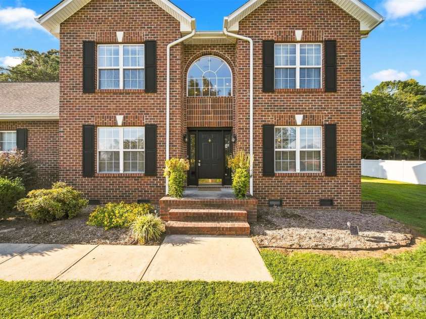 5171 Butner Drive, Hickory, NC 28602.  MLS# CAR4422279, YatesRealty ID 50574. 