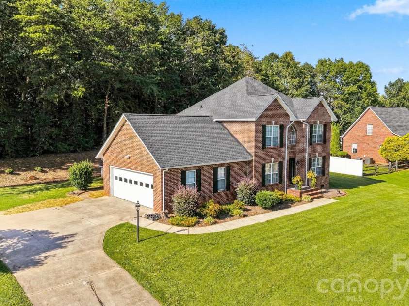 5171 Butner Drive, Hickory, NC 28602.  MLS# CAR4422279, YatesRealty ID 50574. 