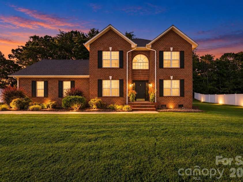 5171 Butner Drive, Hickory, NC 28602.  MLS# CAR4422279, YatesRealty ID 50574. 