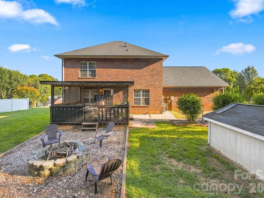 5171 Butner Drive, Hickory, NC 28602.  MLS# CAR4422279, YatesRealty ID 50574. Back yard