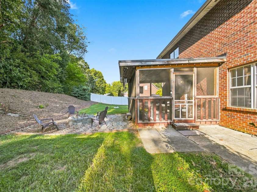 5171 Butner Drive, Hickory, NC 28602.  MLS# CAR4422279, YatesRealty ID 50574. Back yard